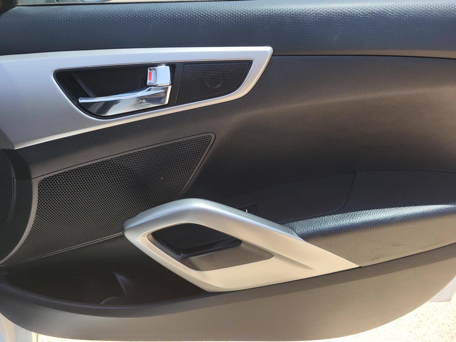 Used 2016 Hyundai Veloster FWD image 7