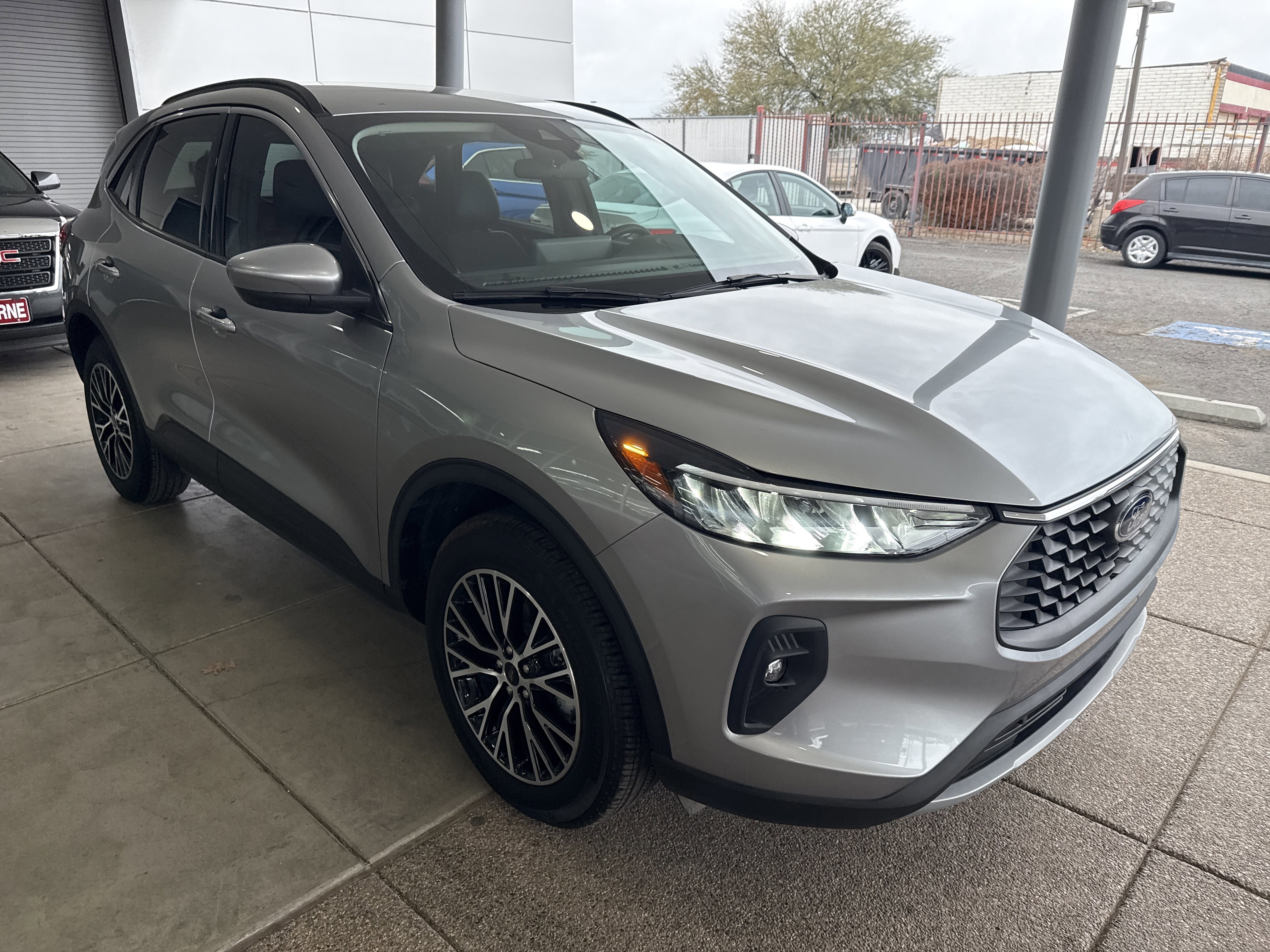 Used 2024 Ford Escape SE image 3