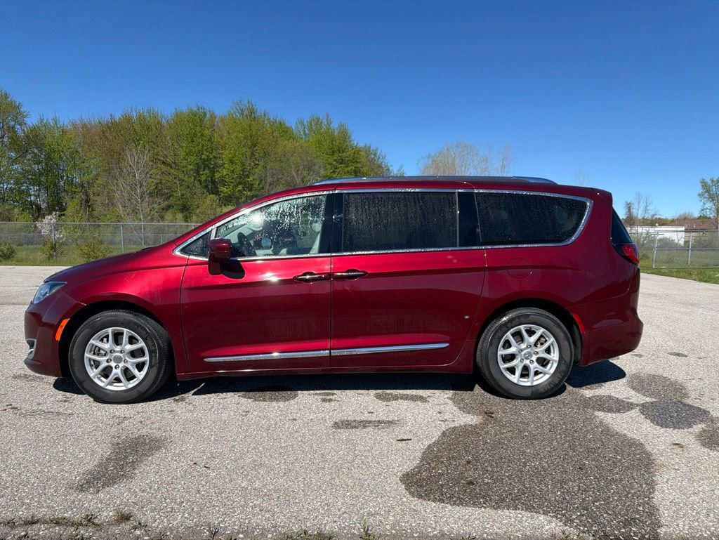 Used 2020 Chrysler Pacifica Touring-L FWD image 5