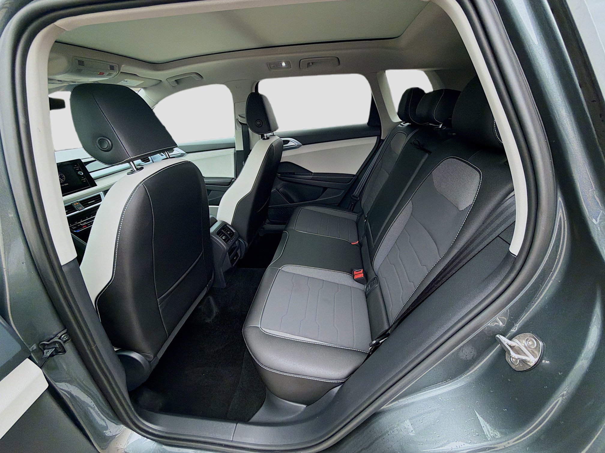 Certified 2025 Volkswagen Taos SE image 23