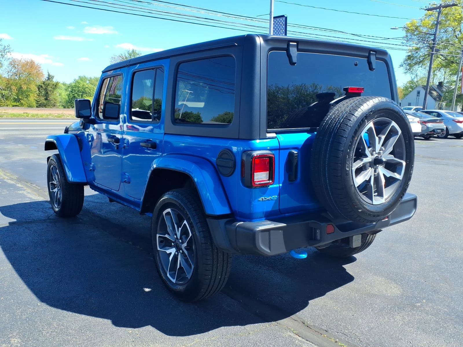 Used 2024 Jeep Wrangler Unlimited w/ Convenience Group AWD/4WD image 5