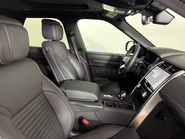 Used 2025 Land Rover Discovery Metropolitan Edition AWD/4WD image 33