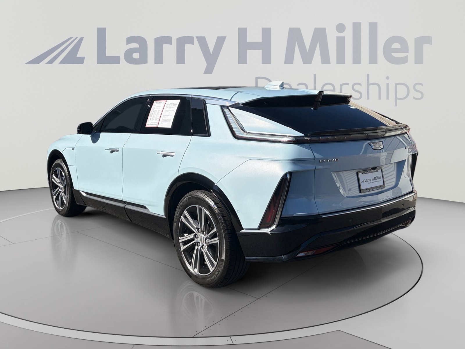 Used 2024 Cadillac Lyriq Luxury w/ LPO, Floor Liner Package AWD/4WD image 3