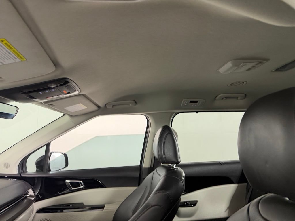 Used 2024 Kia Carnival EX FWD image 25