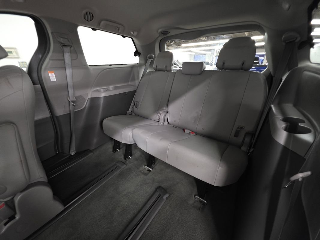 Used 2017 Toyota Sienna XLE Premium image 10