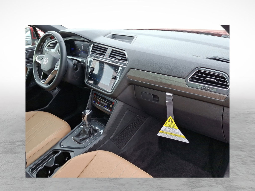 Used 2023 Volkswagen Tiguan SE w/ Panoramic Sunroof Package image 11