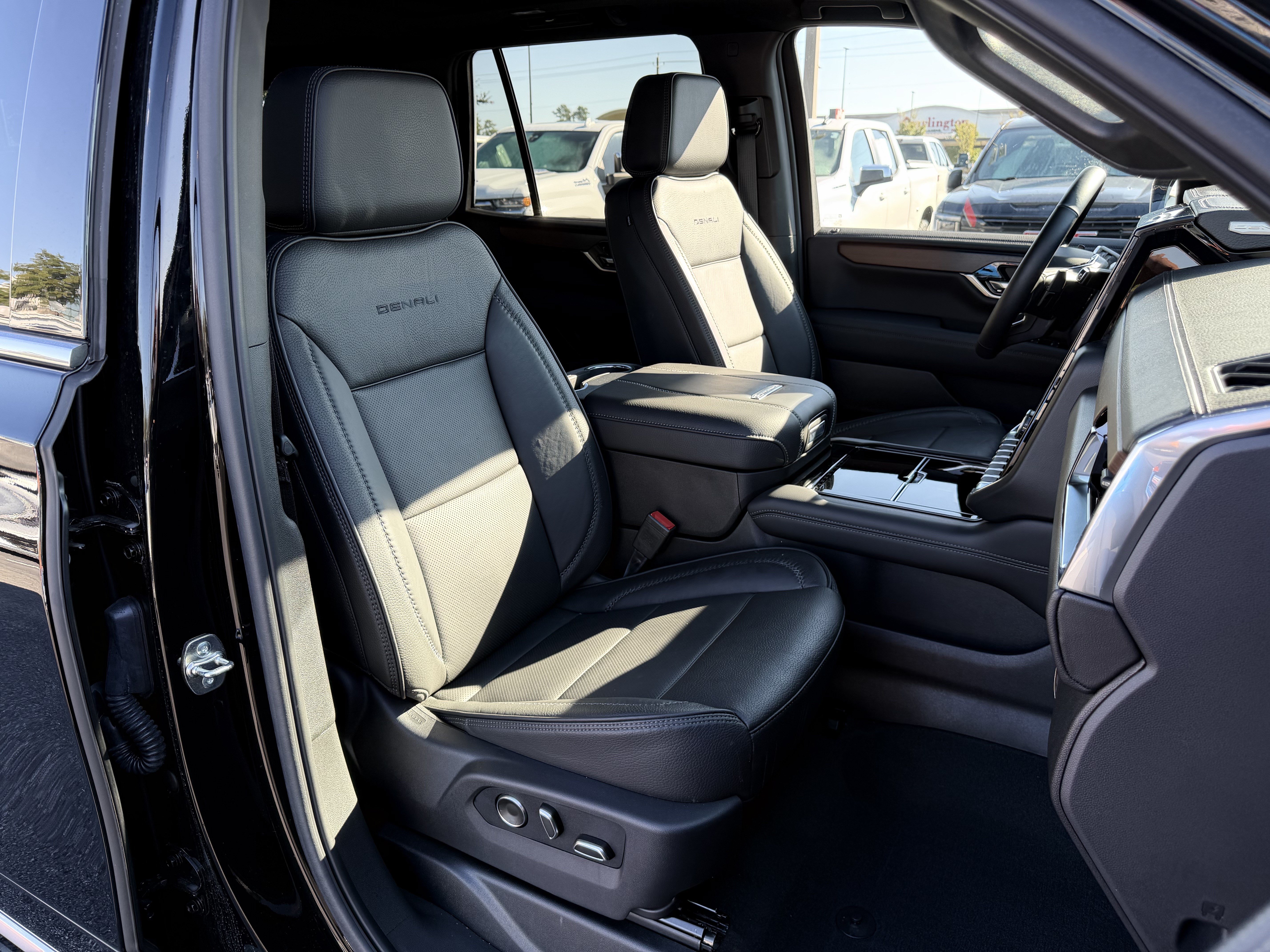 Used 2026 GMC Yukon Denali w/ Sun & Power Step Package AWD/4WD image 38