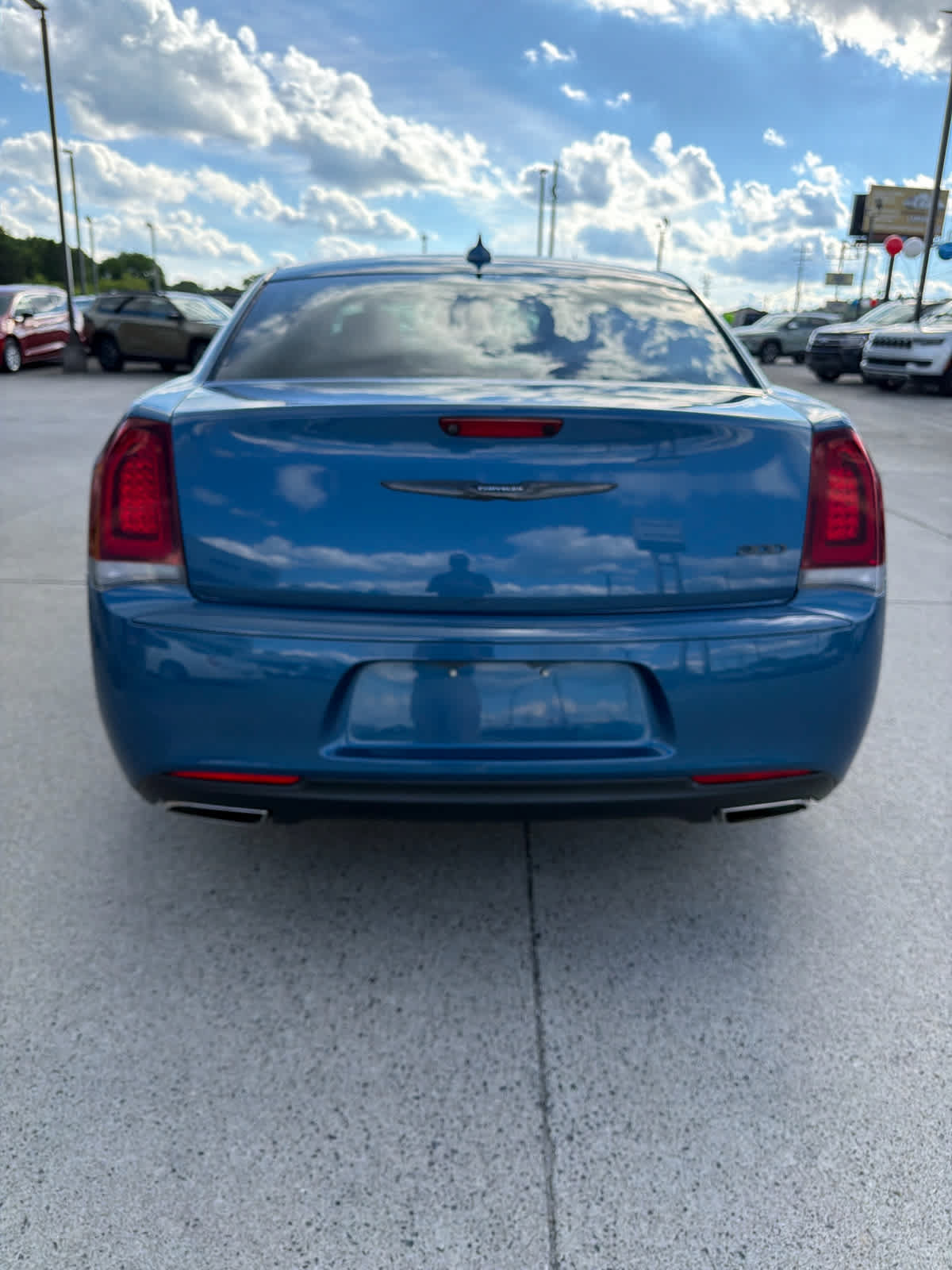 Used 2022 Chrysler 300 Touring w/ Sport Appearance Package RWD image 8