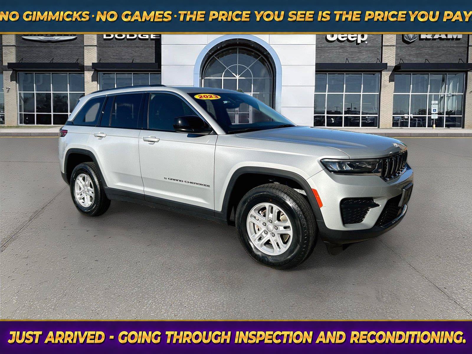 Used 2023 Jeep Grand Cherokee Laredo w/ Luxury Tech Group I AWD/4WD image 1