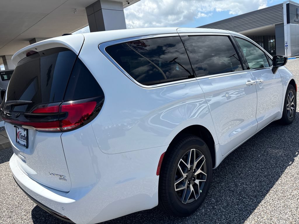 New 2027 Chrysler Pacifica Limited AWD/4WD image 33