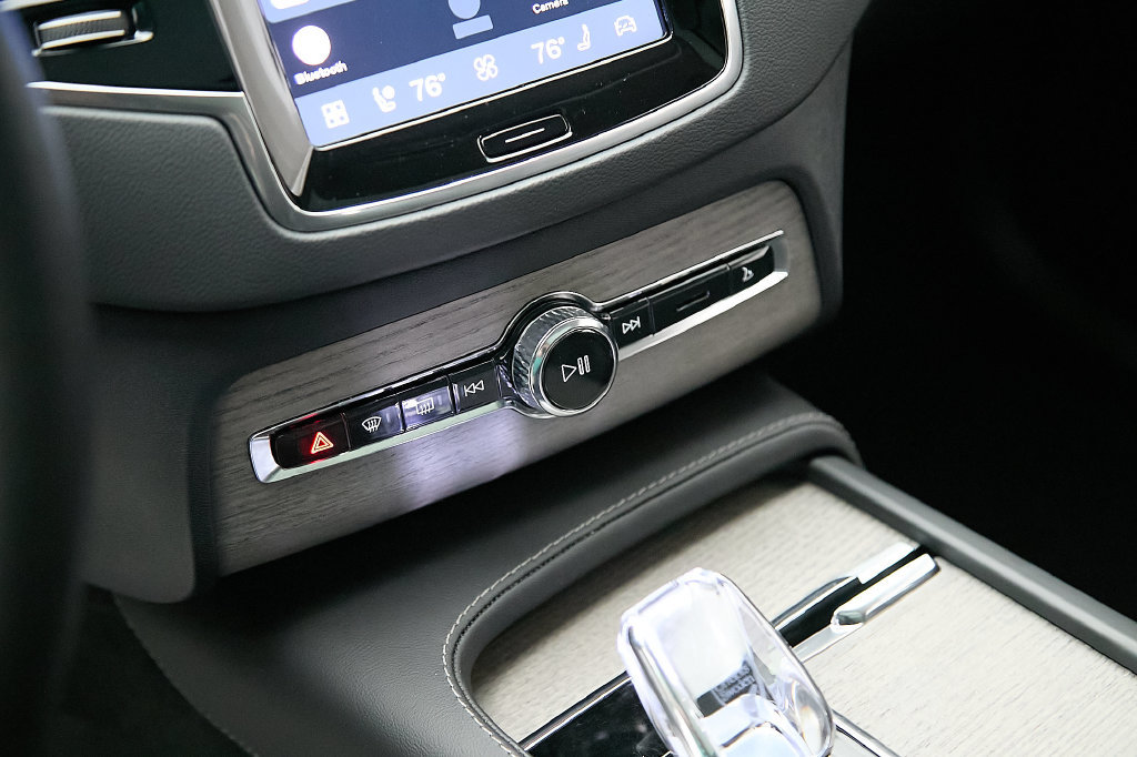 Certified 2023 Volvo XC90 T8 Ultimate w/ Protection Package AWD/4WD image 18