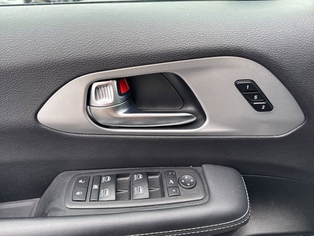 Used 2025 Chrysler Pacifica Limited image 24