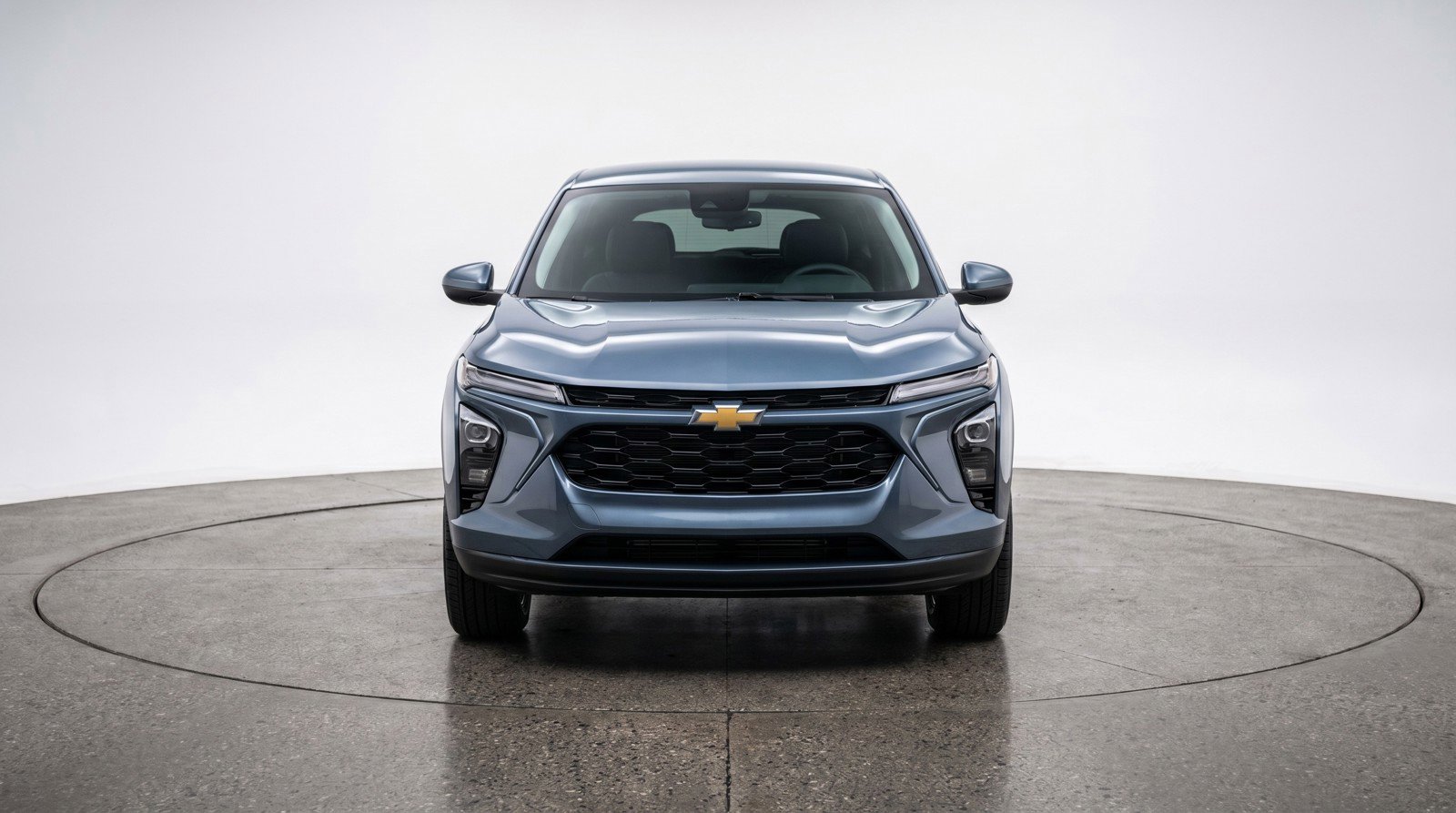 Used 2025 Chevrolet Trax LT FWD image 2