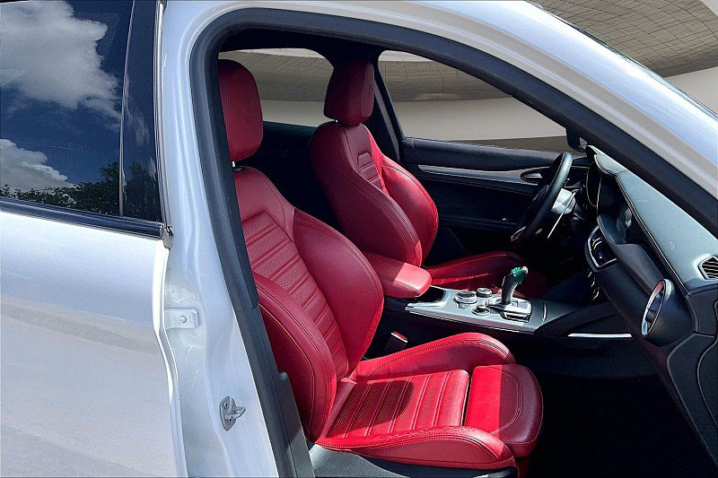 Used 2022 Alfa Romeo Stelvio Veloce AWD/4WD image 6