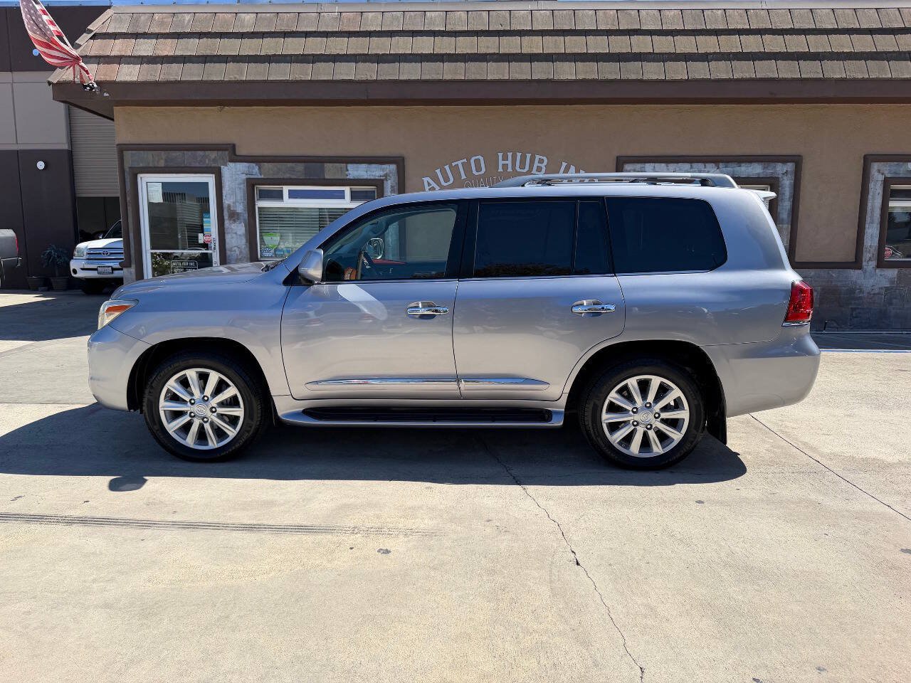 Used 2010 Lexus LX 570 4WD w/ Preferred Accessory Package image 6