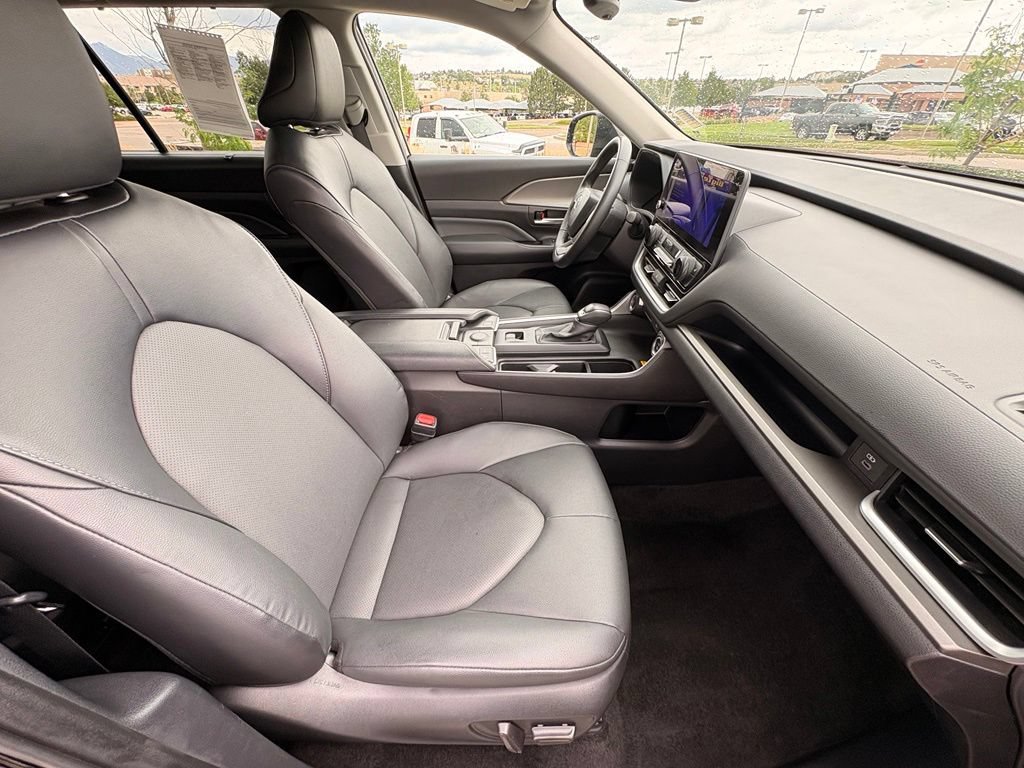 Used 2025 Toyota Grand Highlander AWD image 31