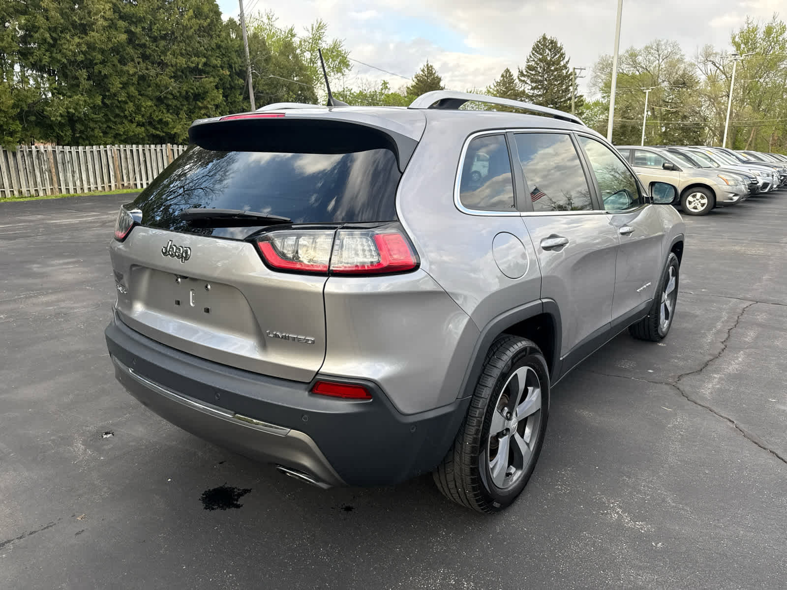 Used 2019 Jeep Cherokee Limited w/ Luxury Group AWD/4WD image 3