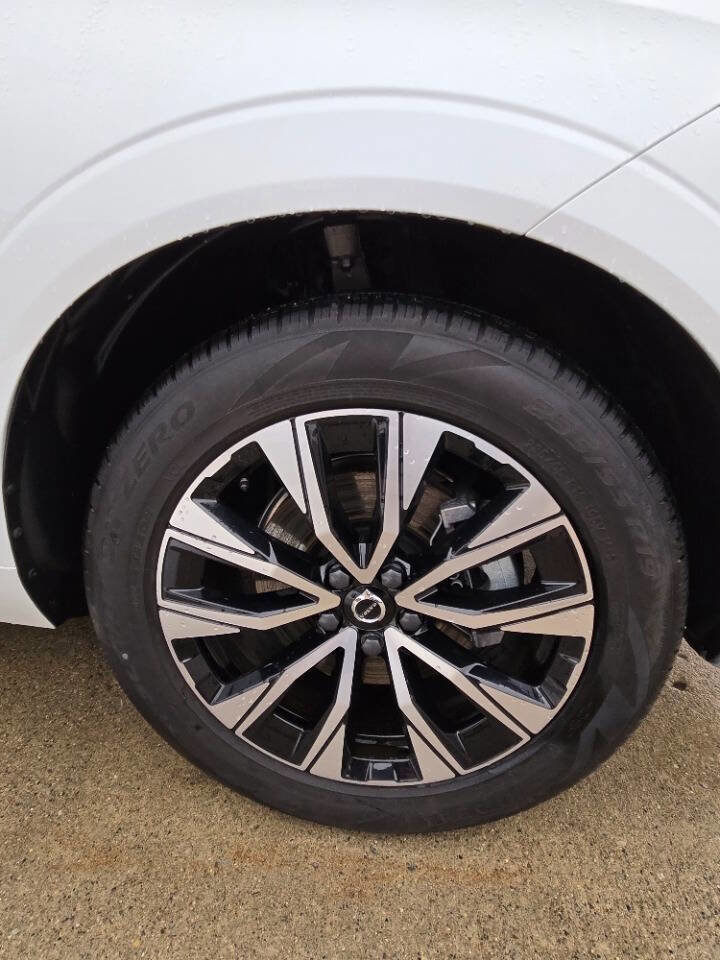 Used 2023 Volvo XC60 B5 Core image 22