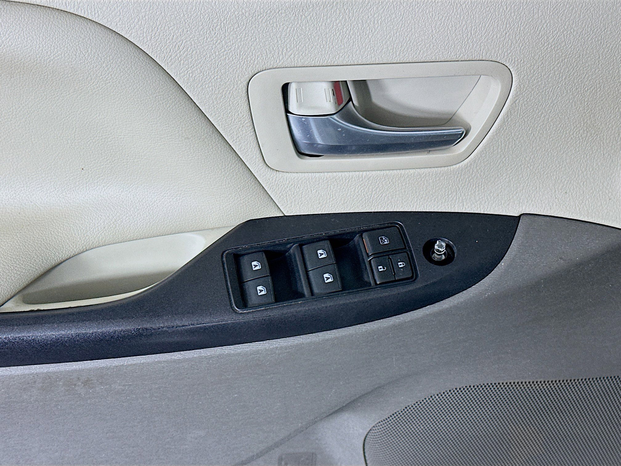 Used 2017 Toyota Sienna LE image 15