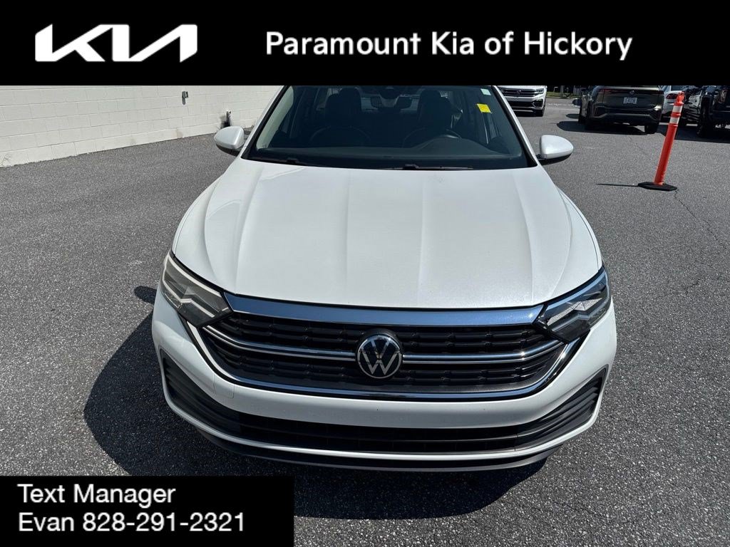 Used 2023 Volkswagen Jetta SE FWD image 2