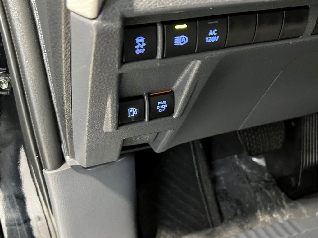 Used 2023 Toyota Sienna Limited image 40