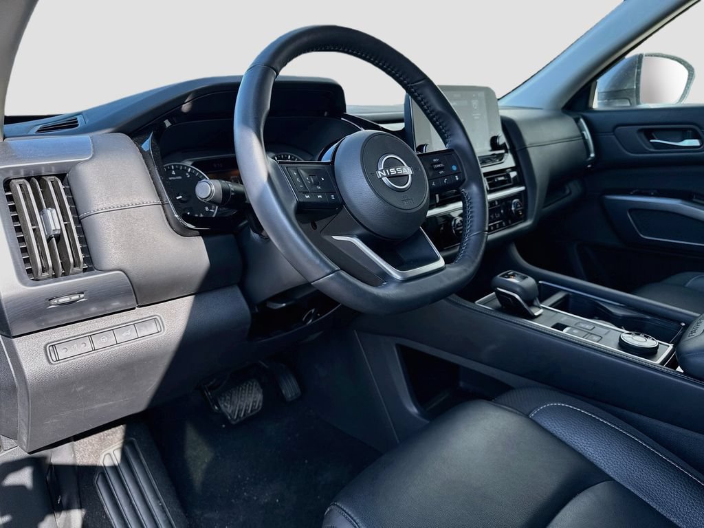 Used 2025 Nissan Pathfinder SL AWD/4WD image 9