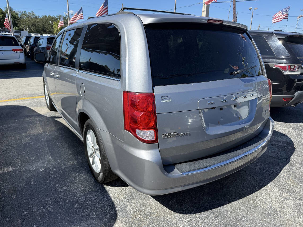 Used 2019 Dodge Grand Caravan SXT image 3