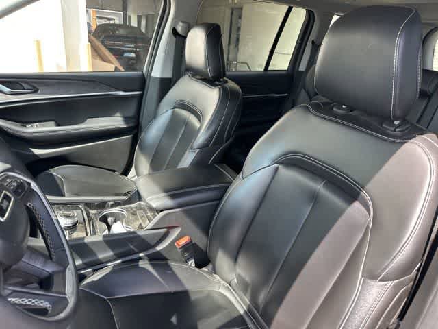 Used 2023 Jeep Grand Cherokee Limited w/ Black Appearance Package AWD/4WD image 4