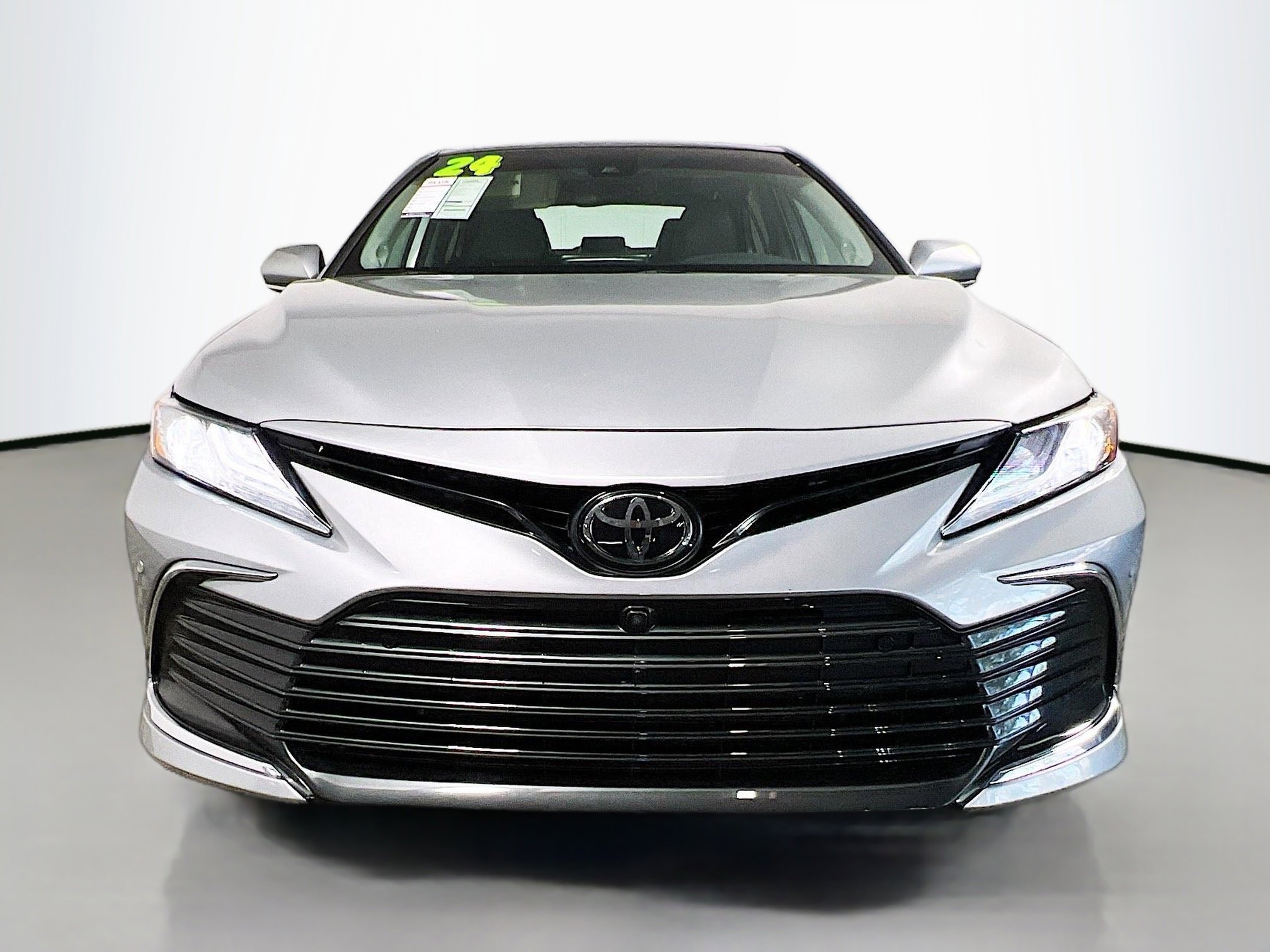 Used 2024 Toyota Camry XLE w/ Navigation Package image 11