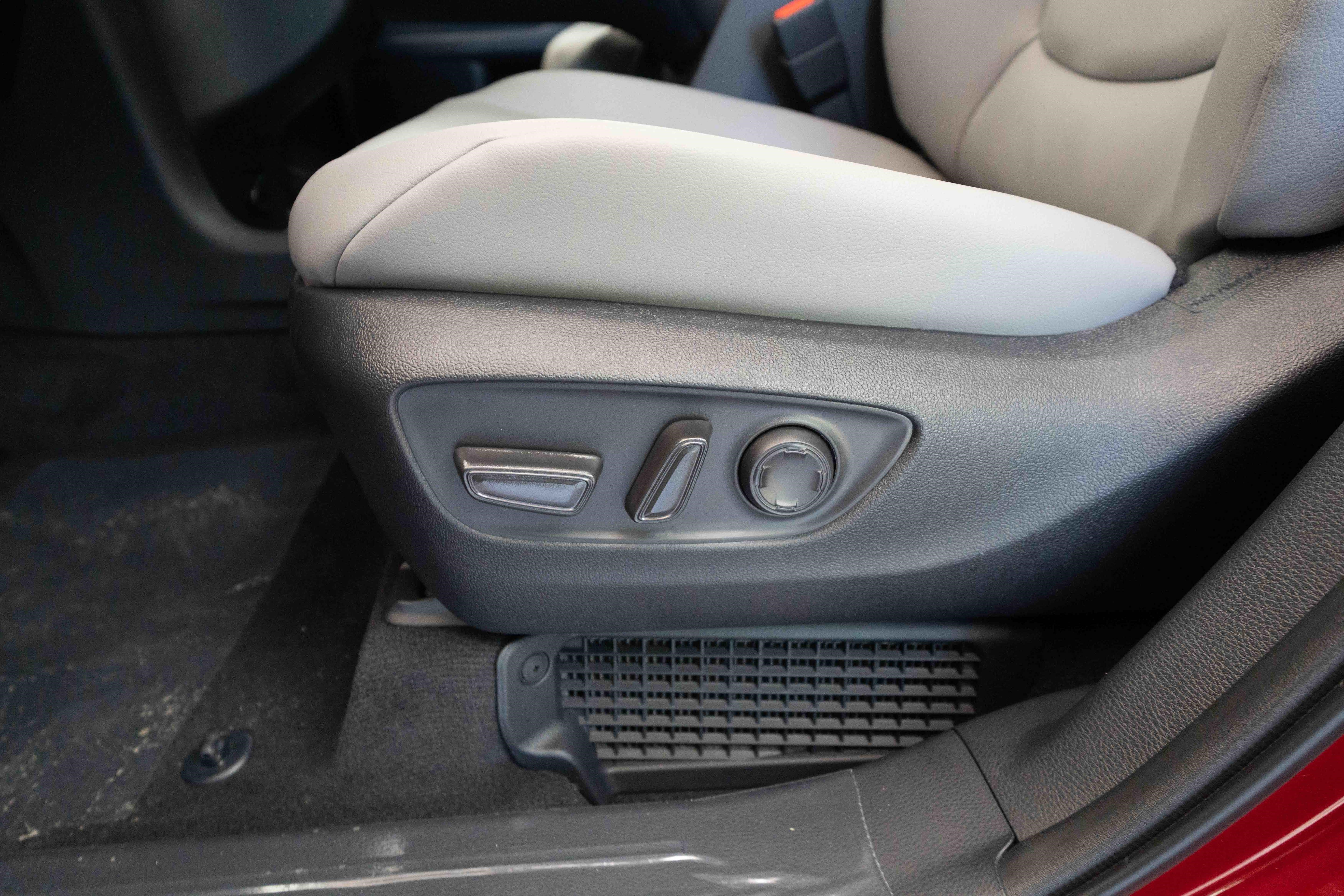 New 2026 Toyota Sienna XLE AWD/4WD image 12