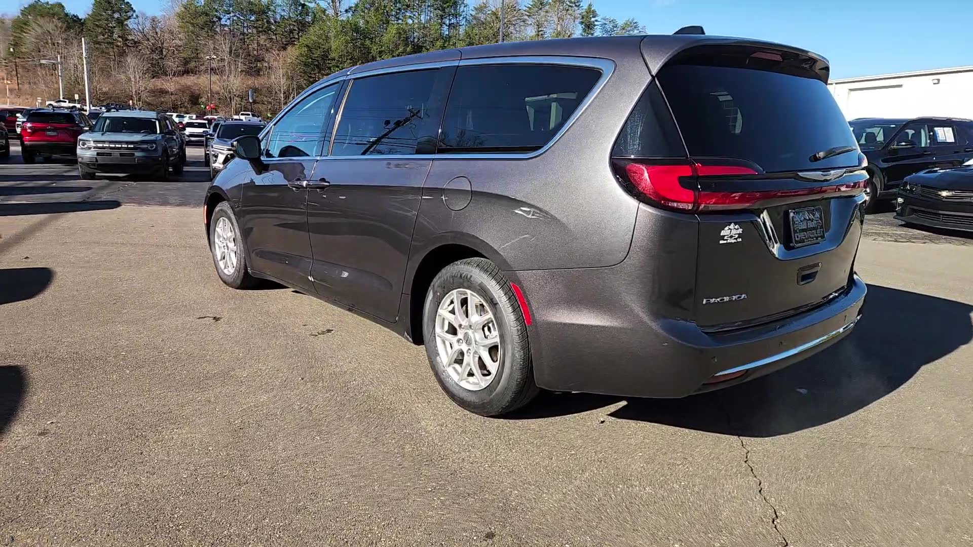 Used 2023 Chrysler Pacifica Touring-L image 3