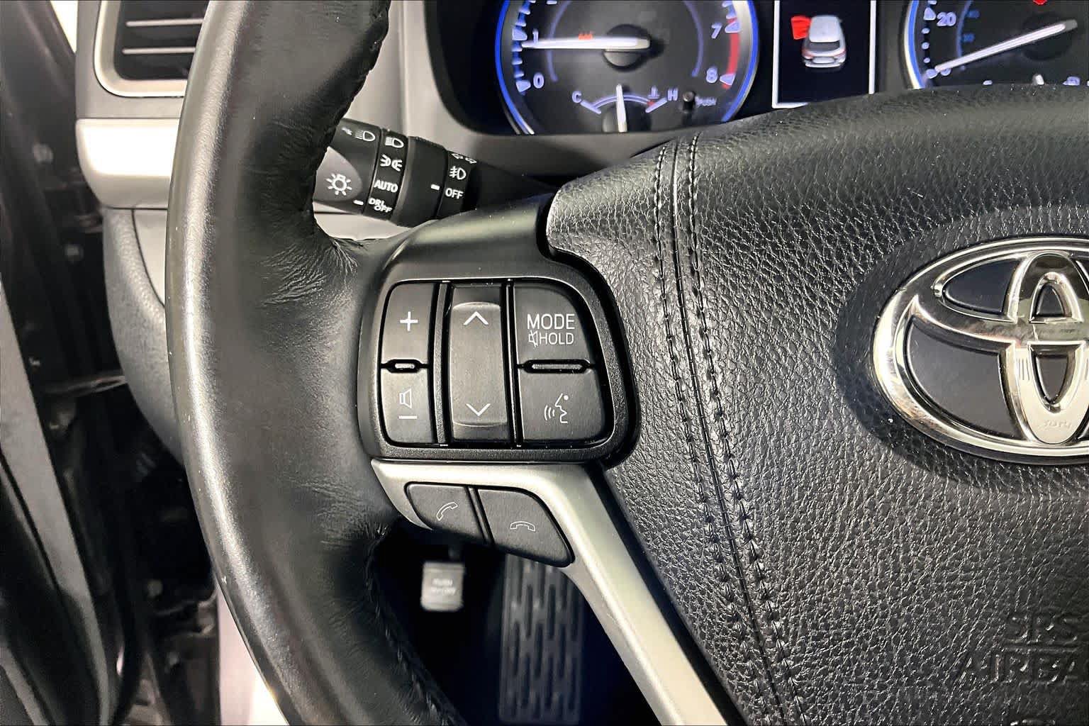Used 2019 Toyota Highlander XLE AWD/4WD image 23