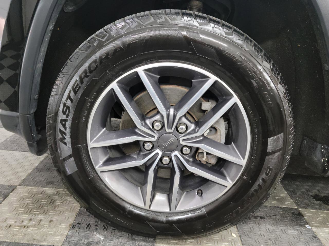 Used 2020 Jeep Grand Cherokee Laredo w/ 18" Wheel & 8.4" Radio Group AWD/4WD image 25