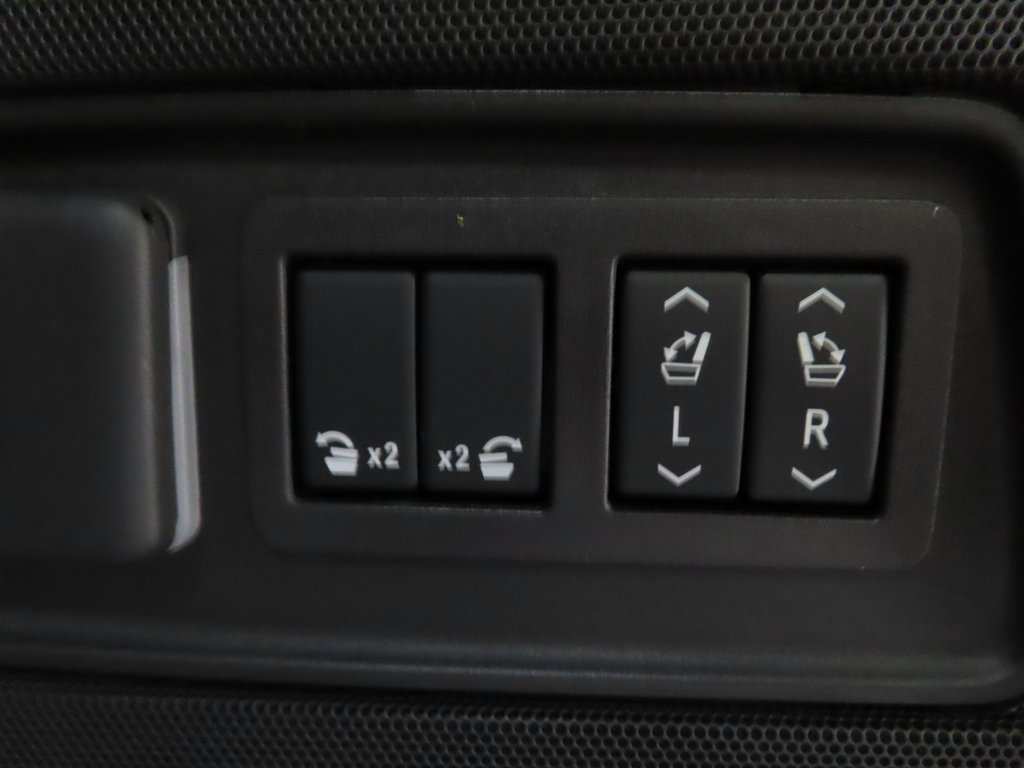 Used 2026 Cadillac Escalade Platinum Sport w/ LPO, Floor Liner Package AWD/4WD image 39