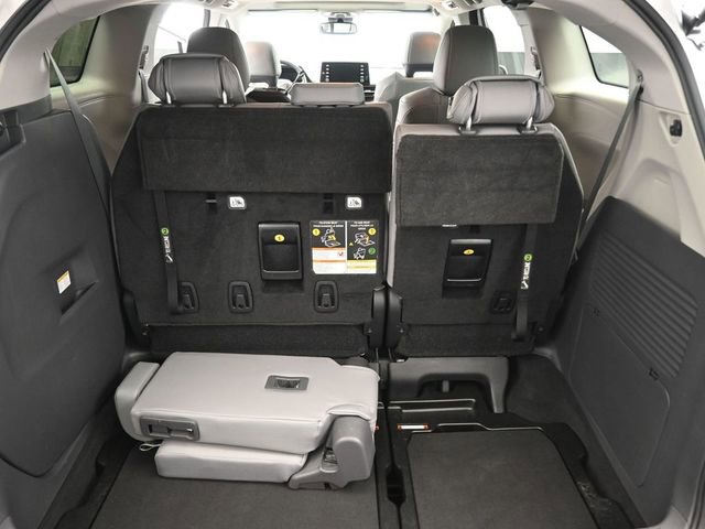 Used 2022 Toyota Sienna XLE image 16