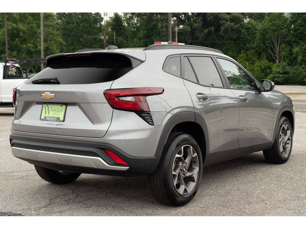 Used 2025 Chevrolet Trax LT FWD image 8