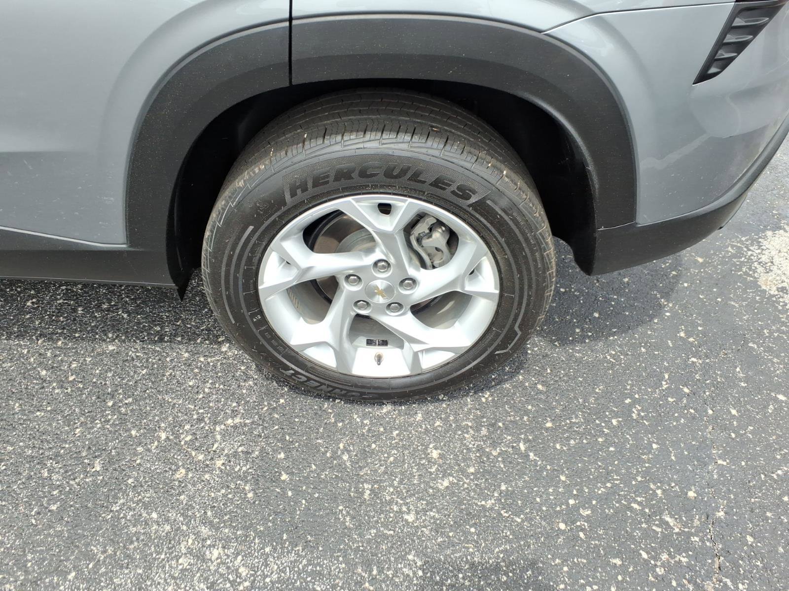 Used 2025 Chevrolet Trax LS w/ LS Convenience Package image 7