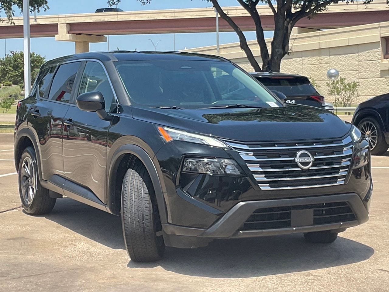 Used 2025 Nissan Rogue SV FWD image 2