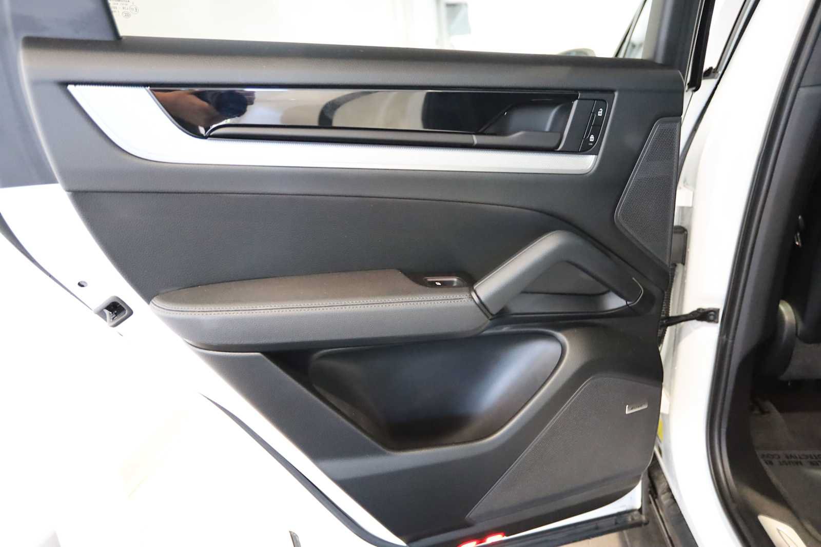 Used 2025 Porsche Cayenne AWD/4WD image 17