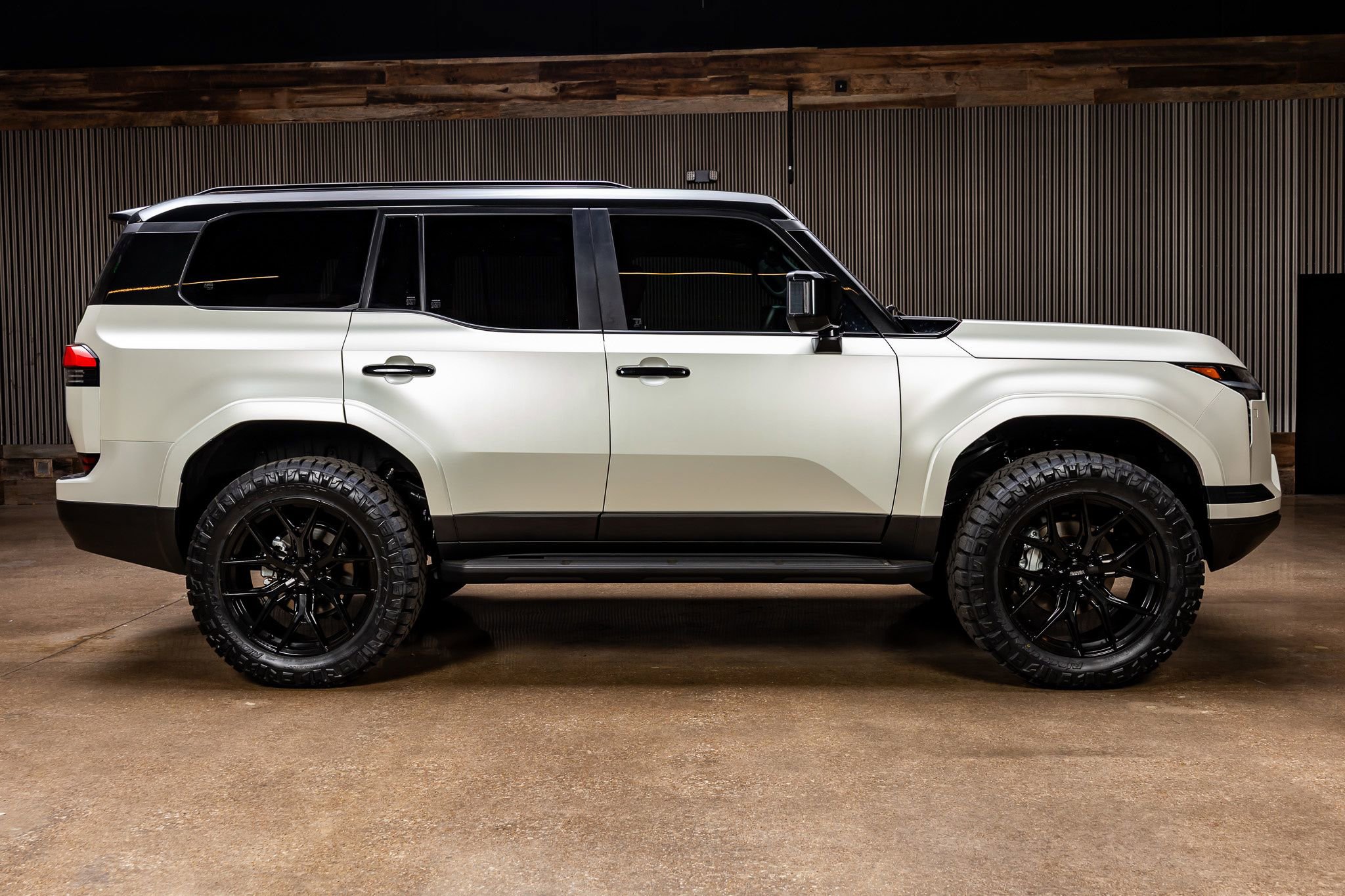 Used 2025 Lexus GX 550 w/ Accessory Package (2T) image 11