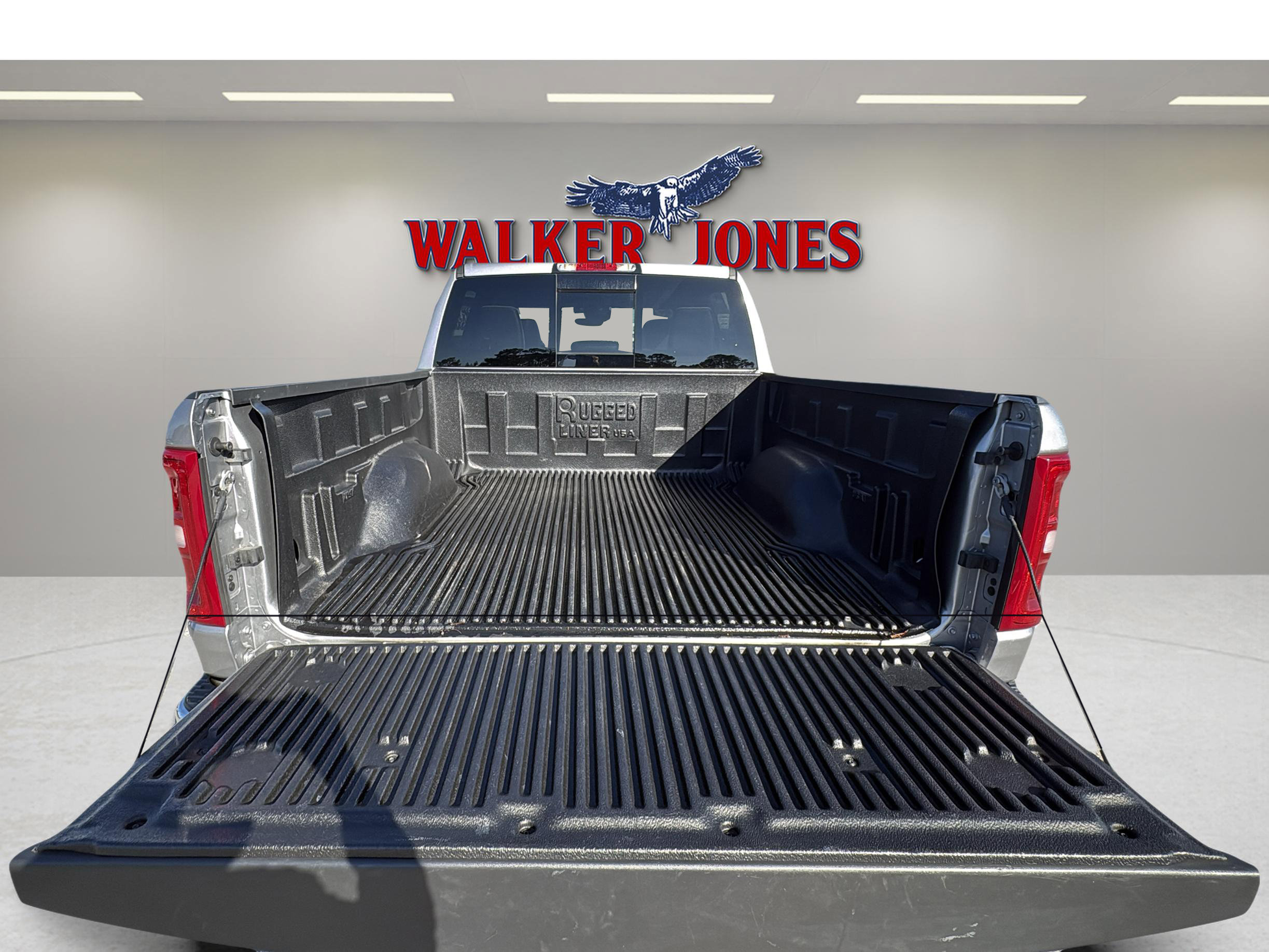 Used 2025 RAM 1500 Laramie AWD/4WD image 16