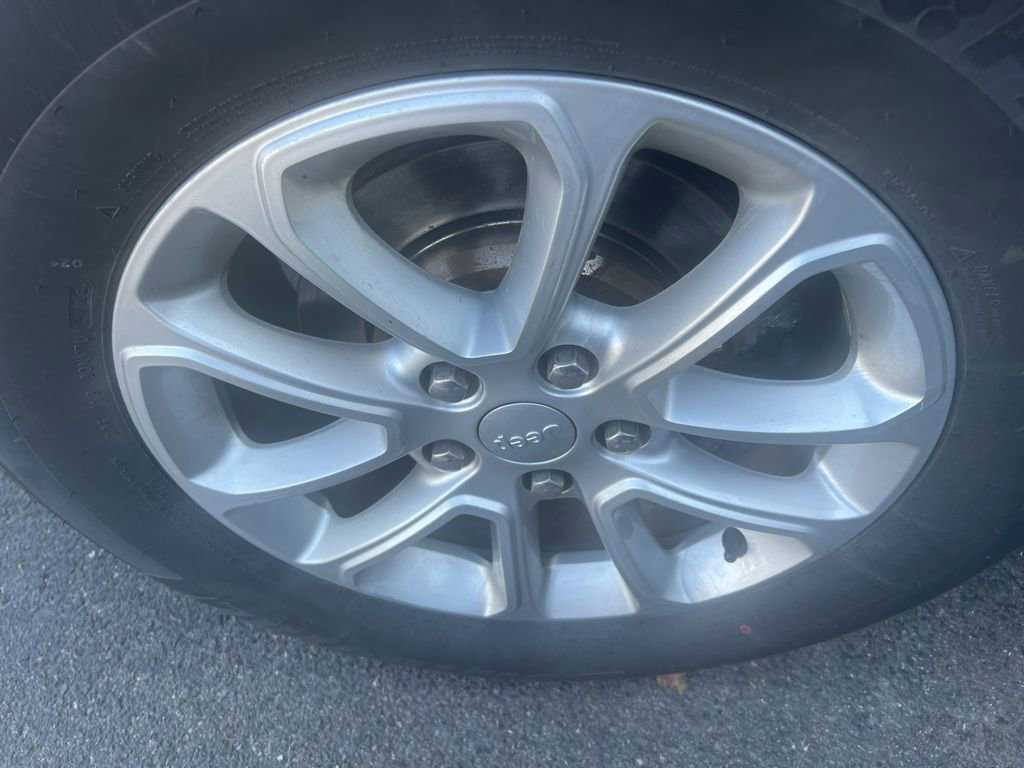 Used 2021 Jeep Grand Cherokee Laredo AWD/4WD image 4