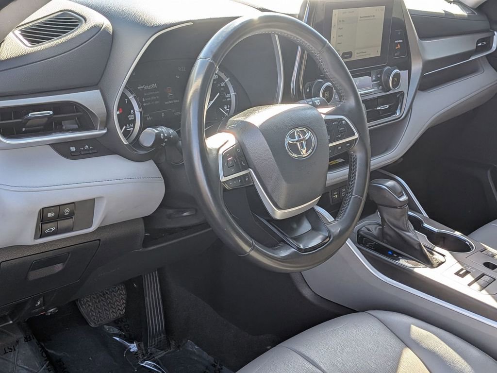 Used 2022 Toyota Highlander XLE AWD/4WD image 16