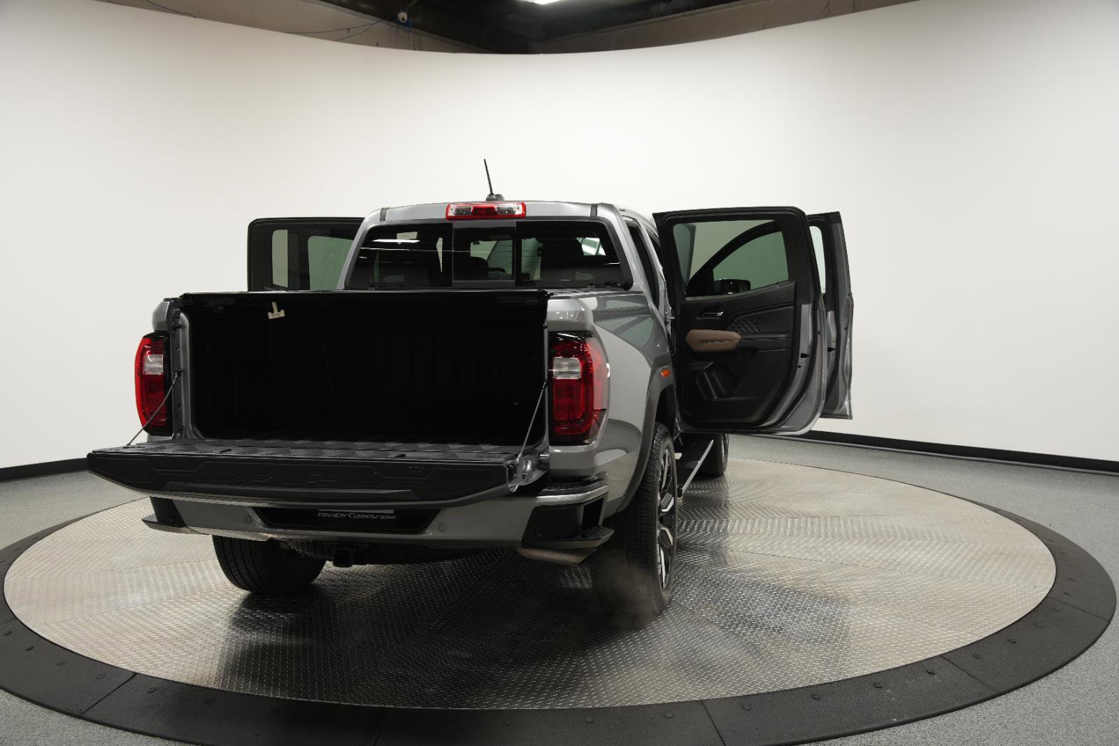 Used 2025 GMC Canyon Denali image 10