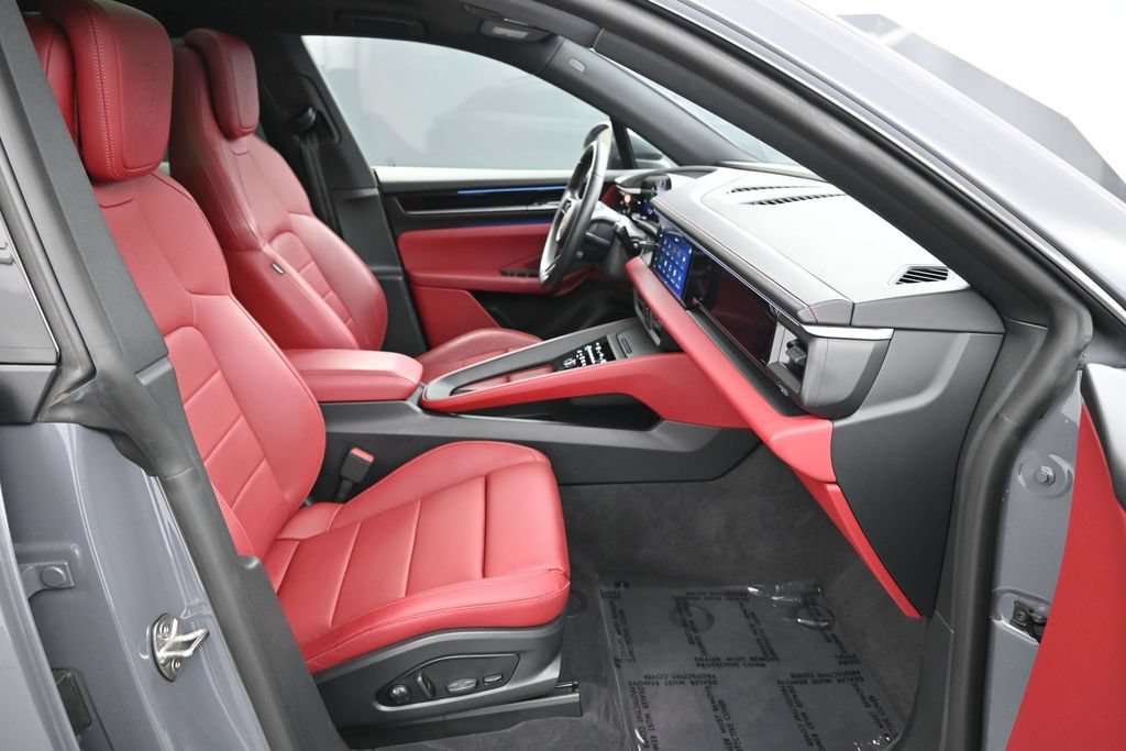 Certified 2025 Porsche Macan Electric RWD image 27