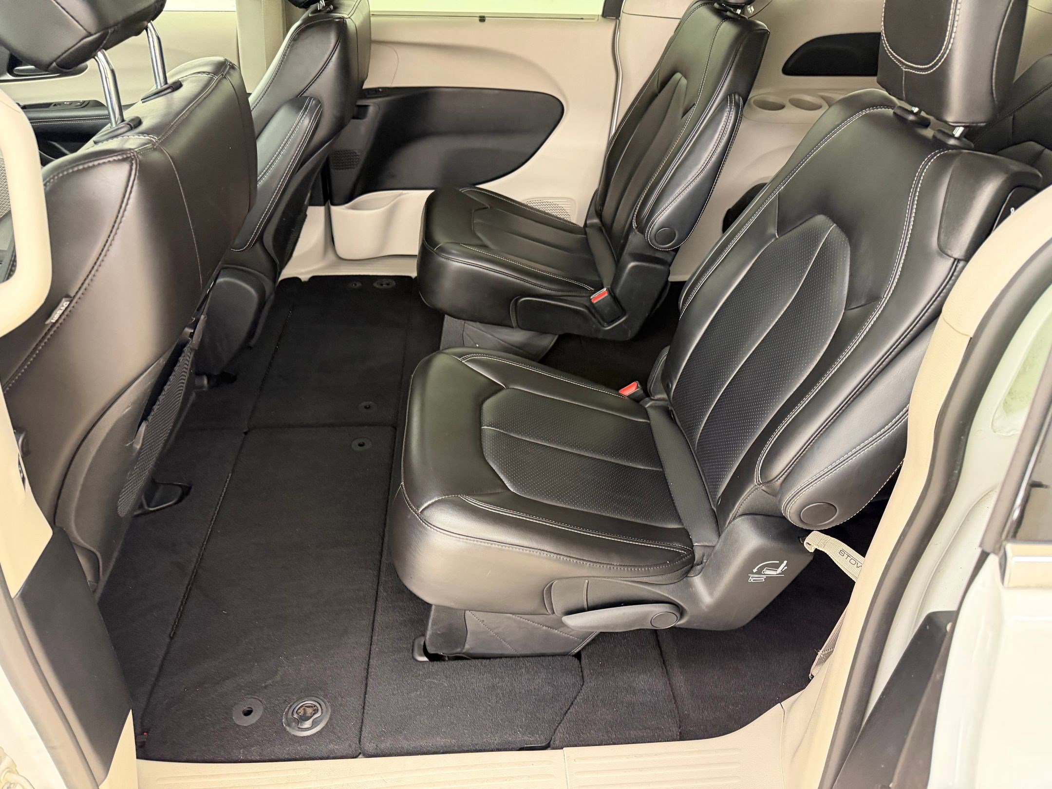 Used 2023 Chrysler Pacifica Touring-L image 9