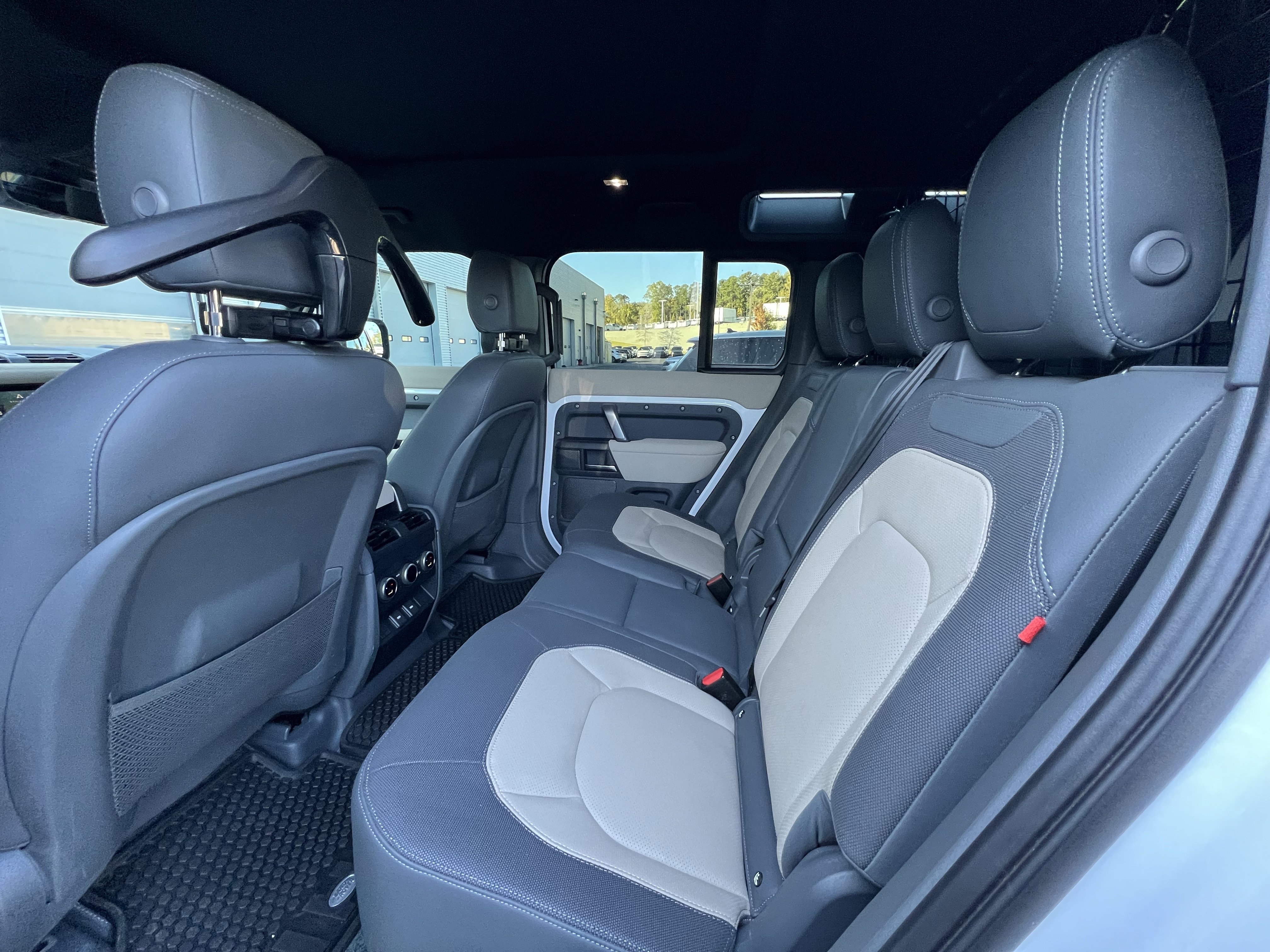 Used 2023 Land Rover Defender 110 X-Dynamic SE image 32