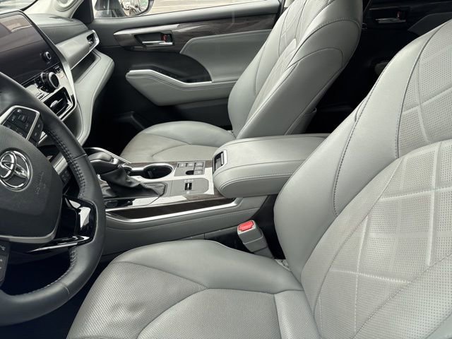 Used 2024 Toyota Highlander Platinum image 10