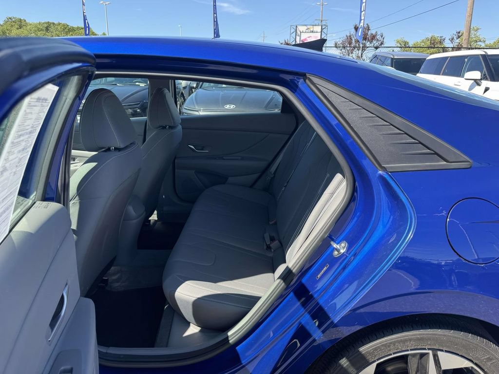 Used 2023 Hyundai Elantra SEL w/ Convenience Package FWD image 12