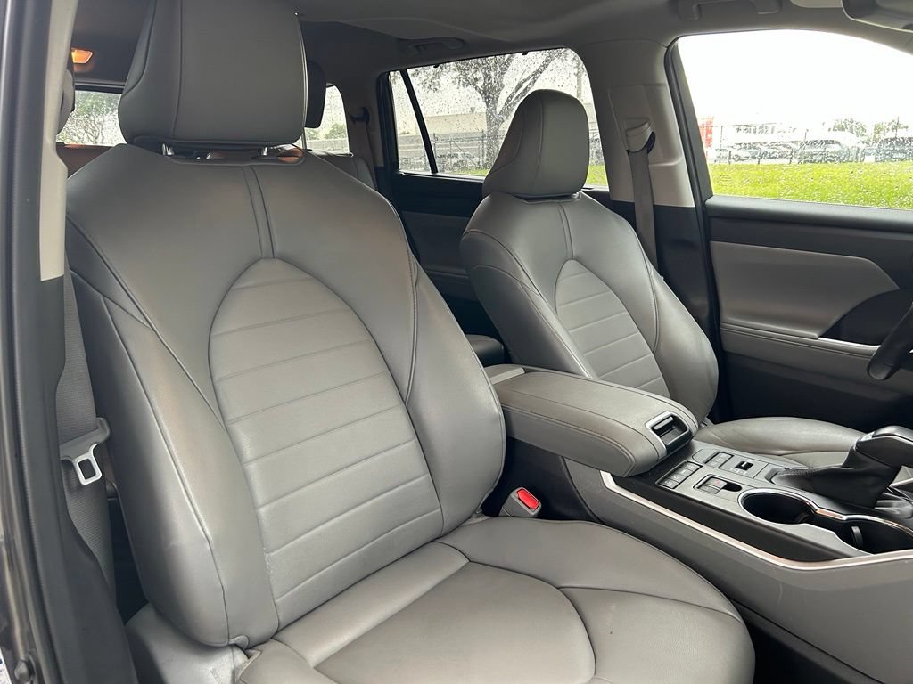 Used 2022 Toyota Highlander XLE AWD/4WD image 16